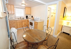 Ground-Floor Suite w/ Full Kitchen & Free WiFi - Near Dining & Shops