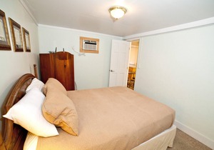 Ground-Floor Suite w/ Full Kitchen & Free WiFi - Near Dining & Shops