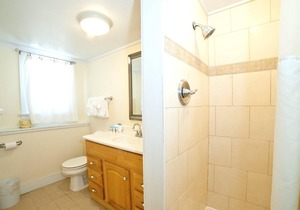 Ground-Floor Suite w/ Full Kitchen & Free WiFi - Near Dining & Shops