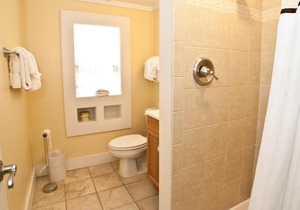 Homey Studio Suite w/ WiFi & Free Parking - Near Beach & Attractions