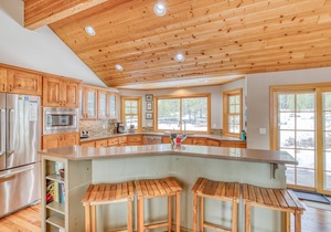 Immaculate Single Level 4 Bedroom Home with Hot Tub and SHARC Passes!