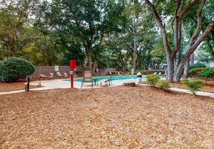 Inviting getaway with shared pool - quick walk to beach and trolley