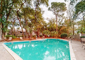 Inviting getaway with shared pool - quick walk to beach and trolley