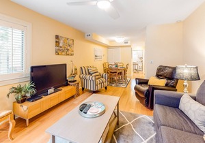 Inviting getaway with shared pool - quick walk to beach and trolley