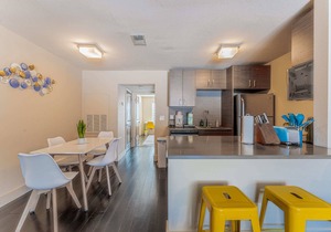 King bed 1BR close to Downtown w fast wifi