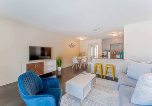 King bed 1BR close to Downtown w fast wifi