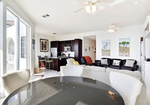 King of Diamonds | Beachfront, Curved Balcony!