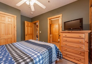 Lake Access Townhouse #19 w/Hot Tub, & Shuffleboard!