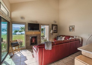 Lake Chelan Shores Lake Escape - Close to Waterfront and Pool!