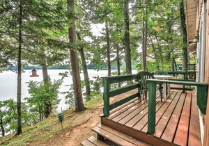 Lakefront Cottage with breathtaking views!