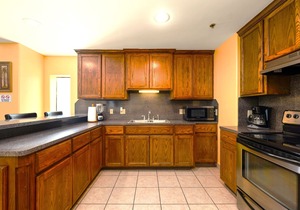 Lantana Retreat - Cozy 2BR w/Pool, No Stairs