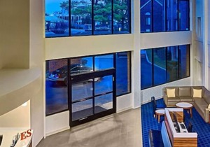 Look No More! Outdoor Pool, Pets Allowed Near Children's Museum of Memphis!