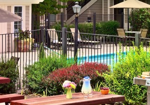 Look No More! Outdoor Pool, Pets Allowed Near Children's Museum of Memphis!