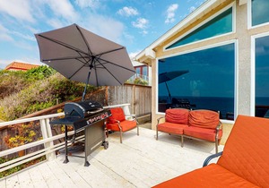 Lovely beachfront house with wood-burning fireplace, W/D, central AC & deck