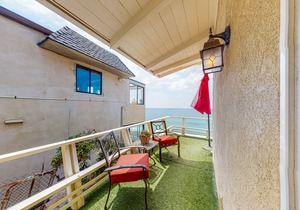 Lovely beachfront house with wood-burning fireplace, W/D, central AC & deck