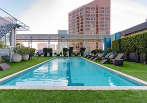 Lovely Downtown 1BR w/Pool, Gym & W/D near Staples Center, by Blueground