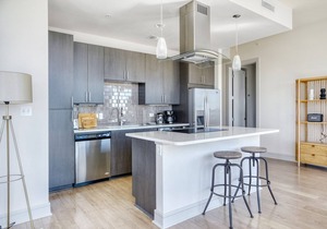 Lovely Downtown 2BR w/Gym, W/D, Pool, walk to 6th St bars, by Blueground