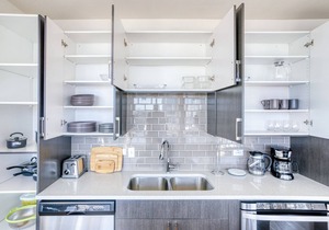 Lovely Downtown 2BR w/Gym, W/D, Pool, walk to 6th St bars, by Blueground