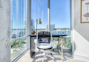 Lovely Downtown 2BR w/Gym, W/D, Pool, walk to 6th St bars, by Blueground