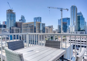Lovely Downtown 2BR w/Gym, W/D, Pool, walk to 6th St bars, by Blueground