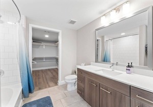 Luxury 2BR King Bed Suite, Fast WiFi, 8 Min to DT