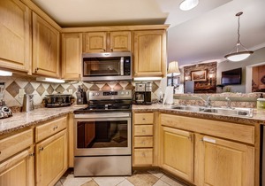Luxury condo near downtown with free attraction tickets & hot tub/pool