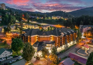 Luxury condo near downtown with free attraction tickets & hot tub/pool