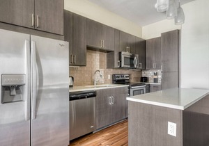 Luxury Downtown 1BR w/Gym, W/D, Pool, walk to 6th St bars, by Blueground