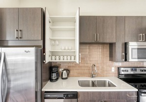 Luxury Downtown 1BR w/Gym, W/D, Pool, walk to 6th St bars, by Blueground