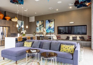 Luxury Downtown 1BR w/Gym, W/D, Pool, walk to 6th St bars, by Blueground