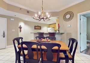 Luxury downtown condo w/free attraction tickets, jetted tub, & fireplace