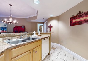 Luxury downtown condo w/free attraction tickets, jetted tub, & fireplace