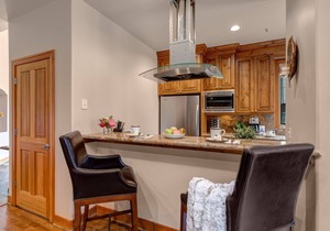 Luxury Townhome with Community Amenities, Recreation & Great Location!