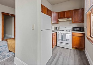 Midtown Apt Near Downtown&U of C- Hangout Unit 1&2