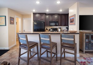 Minutes to Downtown & Ntl Parks | Pool and Hot Tub
