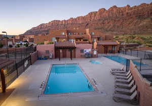 Minutes to Downtown & Ntl Parks | Pool and Hot Tub