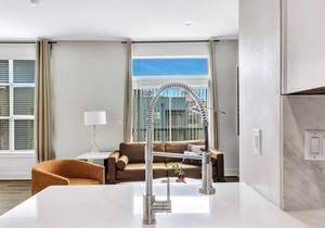 Modern 1BR CozySuites w/pool, gym, parking #02