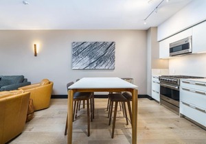 Modern & Sleek Flat W Balcony & Roof Top Patio