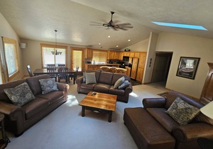 Near Fort Rock Park, Fast Wifi, Bikes, Ping Pong, Hot Tub! 8 Sharc Passes