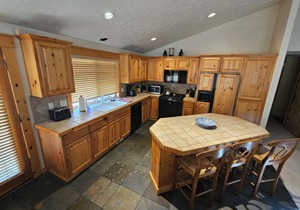 Near Fort Rock Park, Fast Wifi, Bikes, Ping Pong, Hot Tub! 8 Sharc Passes