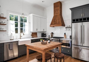 NEW Franklin Farmhouse in heart of downtown! Steps from shops & restaurants!