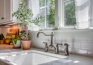 NEW Franklin Farmhouse in heart of downtown! Steps from shops & restaurants!