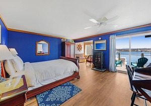 New listing! Bayfront Lodge Studio with a Fireplace & Balcony - Near the Beach!
