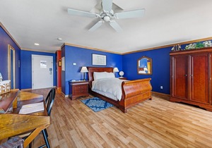New listing! Bayfront Lodge Studio with a Fireplace & Balcony - Near the Beach!