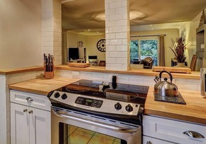 New Upgrades 3 BR 2.5 Bath A Stones throw from the Beach