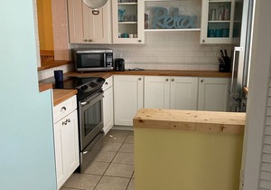 New Upgrades 3 BR 2.5 Bath A Stones throw from the Beach