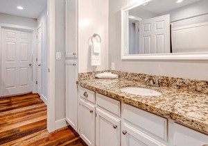 Newly remodeled home w/ arge private hot tub, fireplace, & nearby park