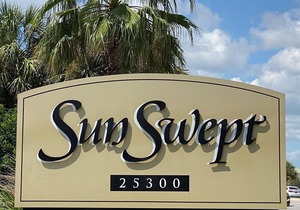 Newly updated 1 bed right on the beach!