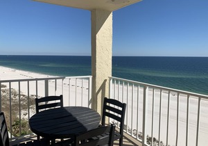 Newly updated 1 bed right on the beach!