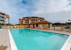 Oceanfront, 1st-Floor Condo with Patio, WiFi, Washer/Dryer & Shared Pools/Grills
